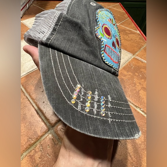 LeeLee Rox Swarovski Crystal Skull Cap - Picture 2 of 11